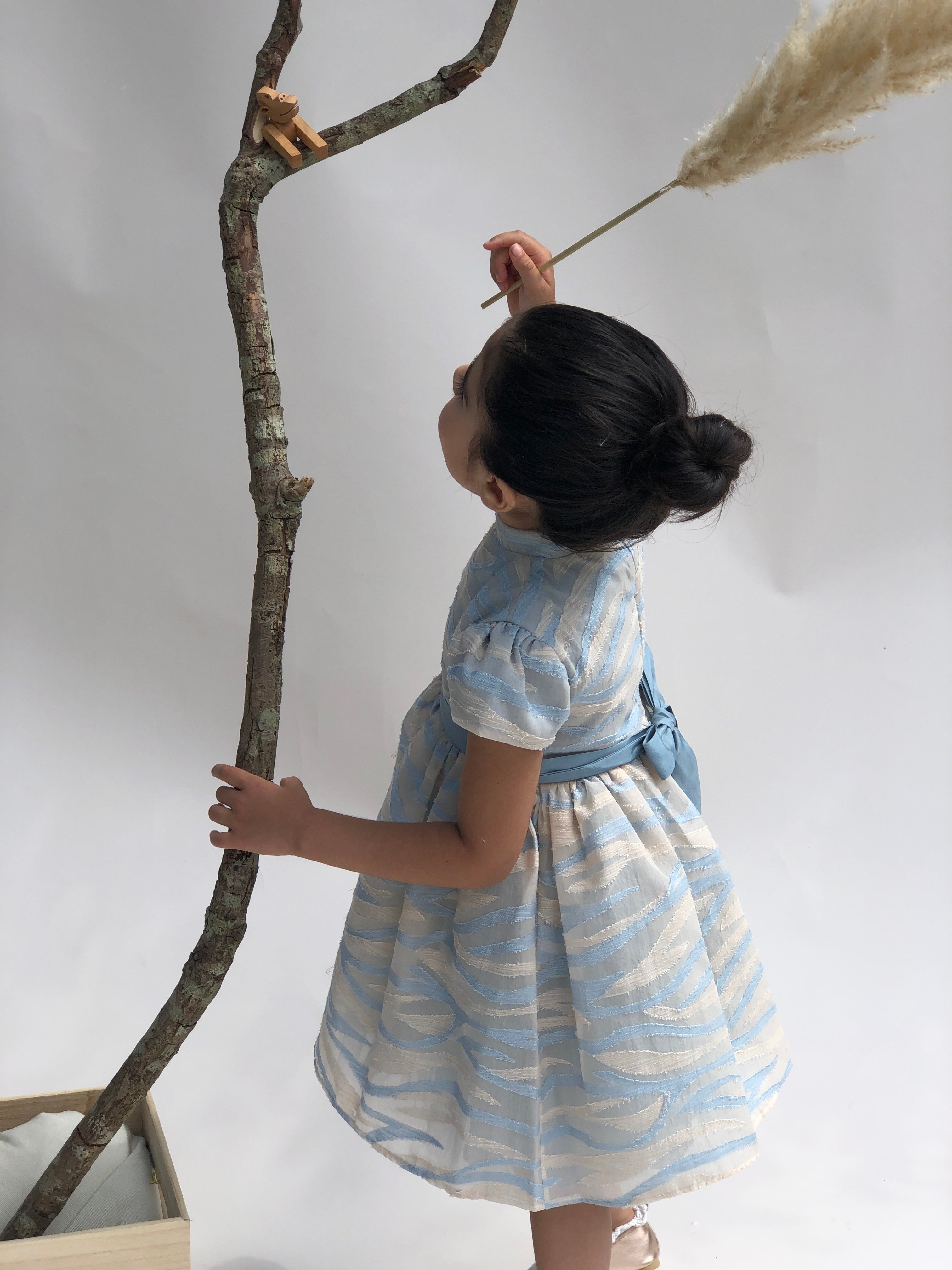 Ljusblå Festklänning för barn - Handgjord Klänning med Tyllkjol