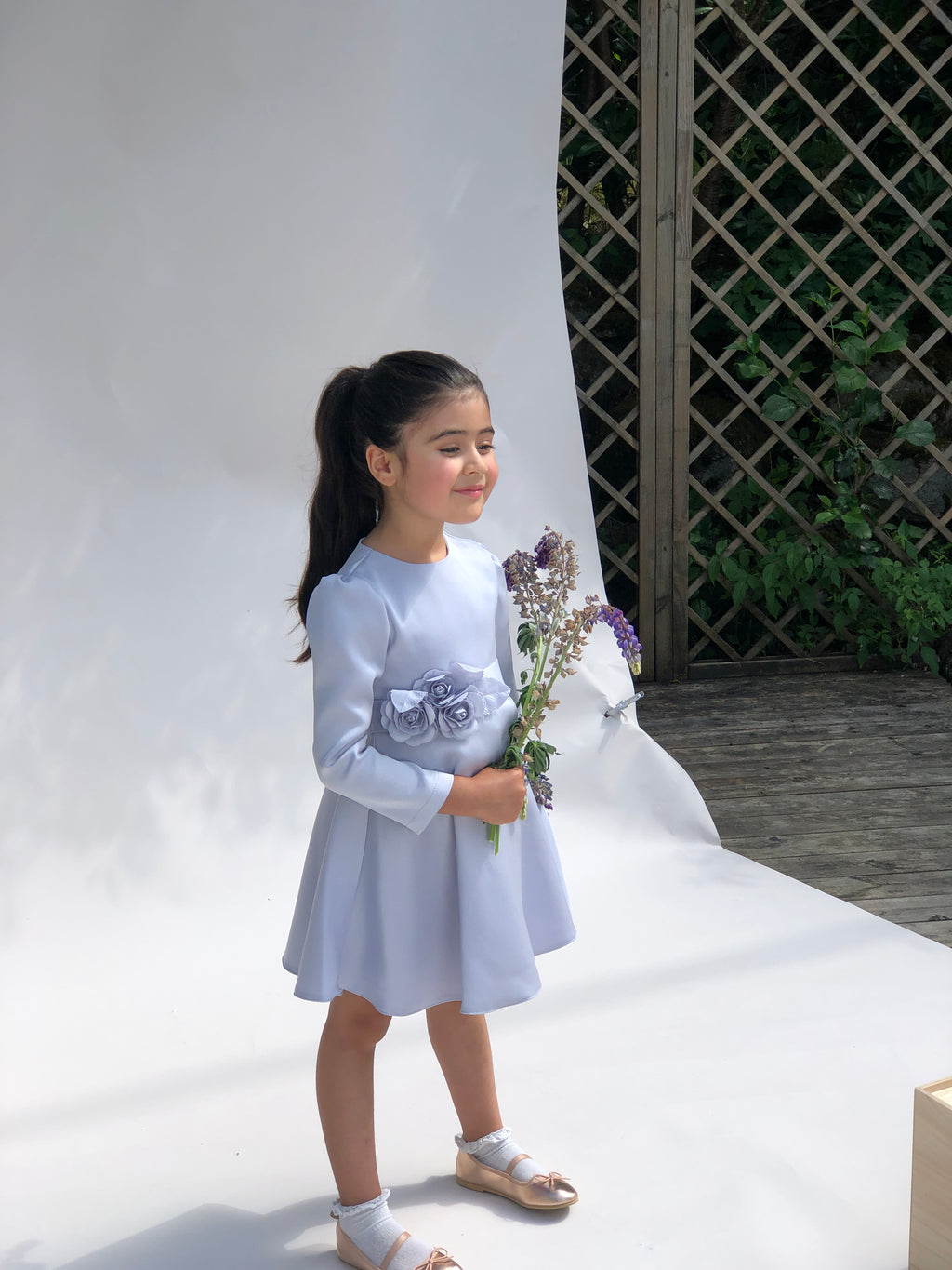 Exklusiv Ljusblå Festklänning för Barn - Handgjorda Blomdetaljer