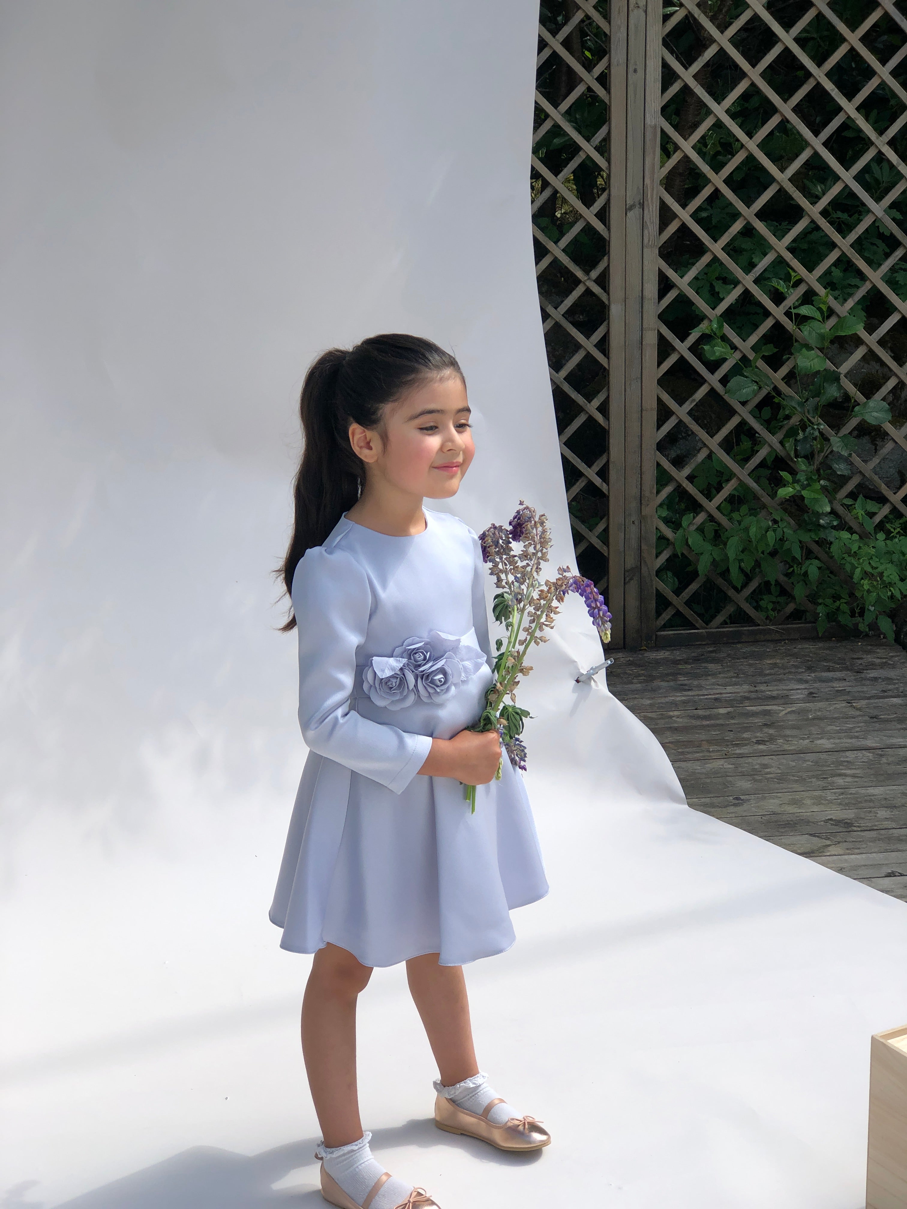 Exklusiv Ljusblå Festklänning för Barn - Handgjorda Blomdetaljer
