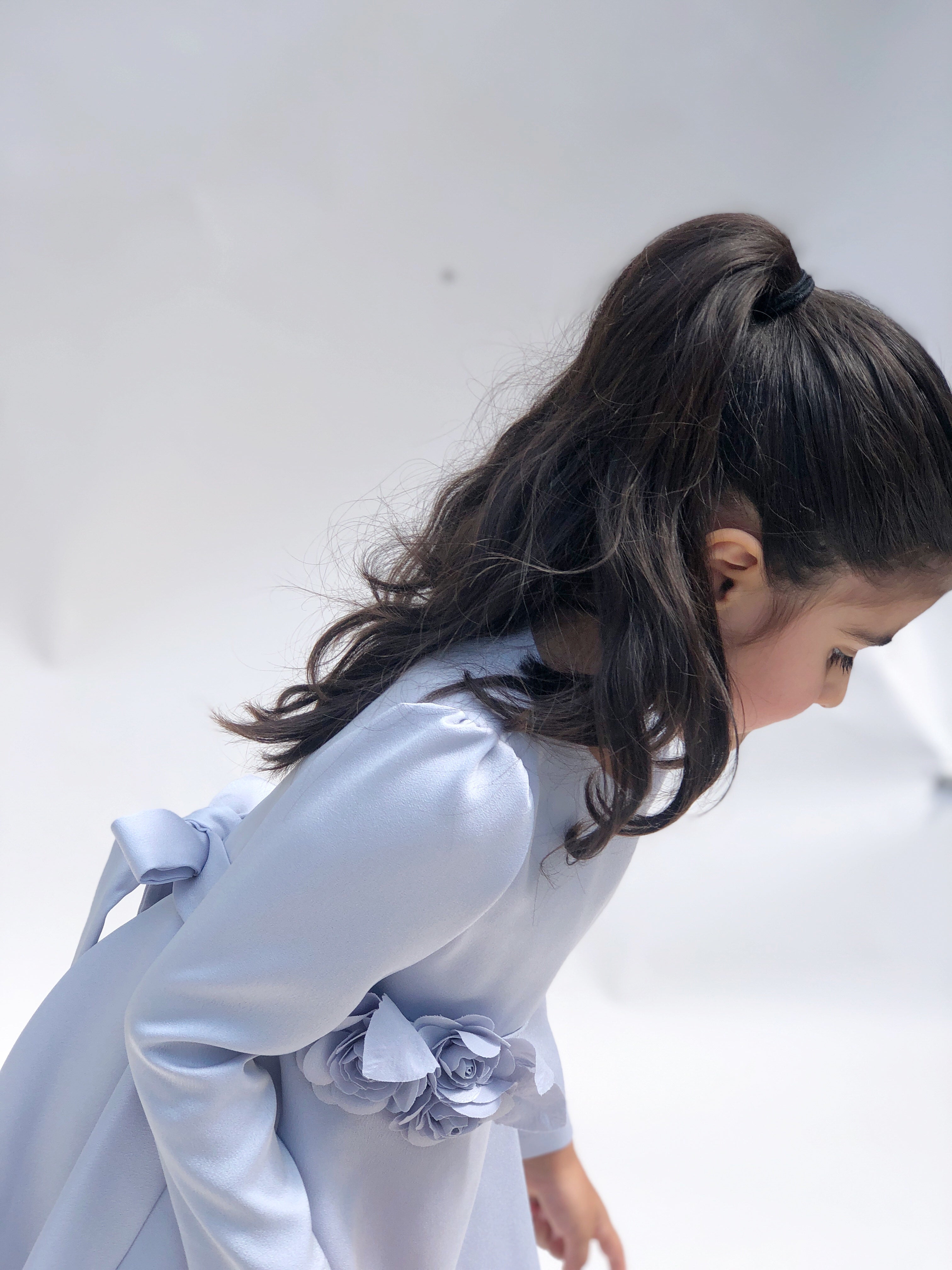 Exklusiv Ljusblå Festklänning för Barn - Handgjorda Blomdetaljer