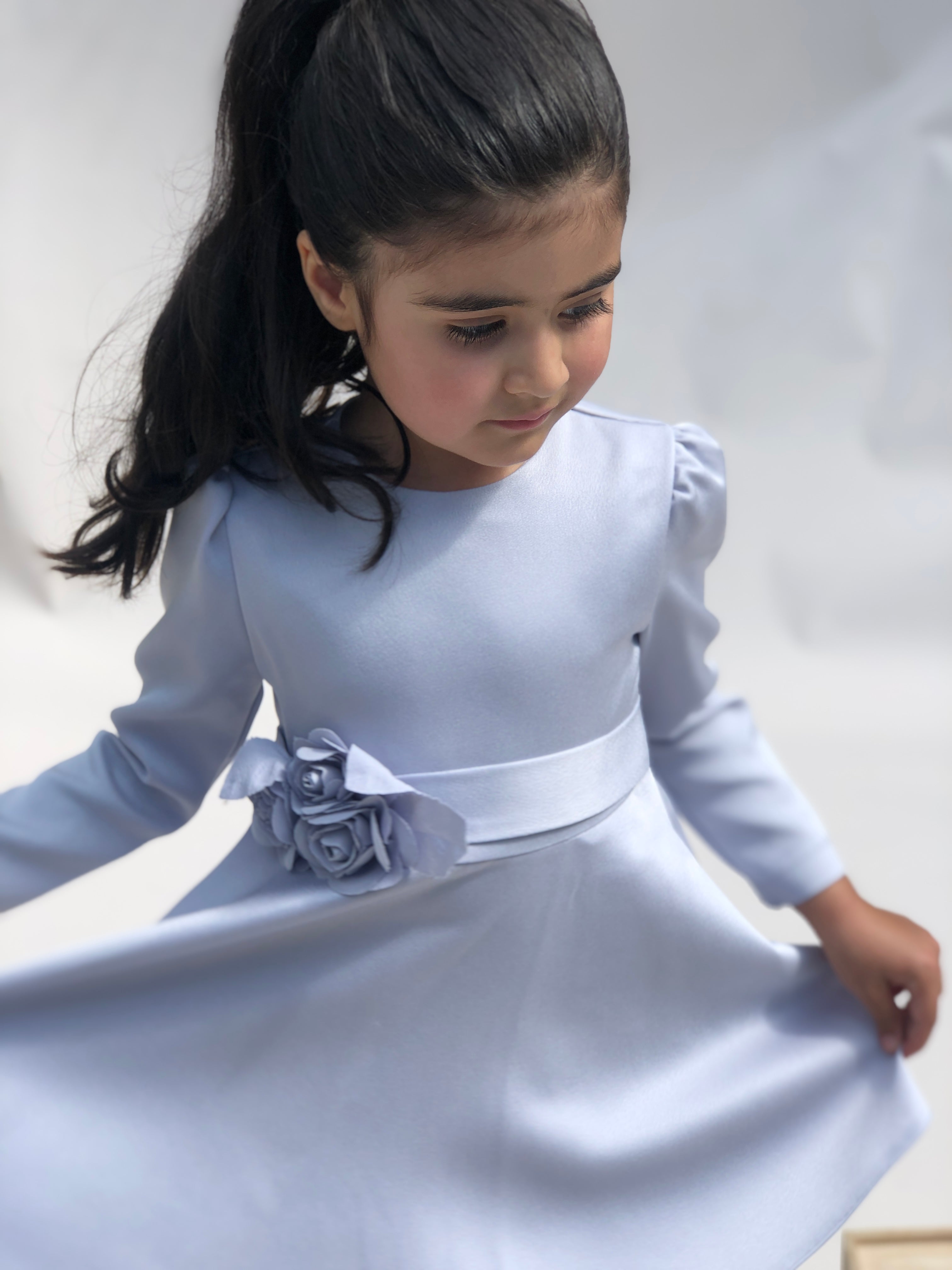 Exklusiv Ljusblå Festklänning för Barn - Handgjorda Blomdetaljer